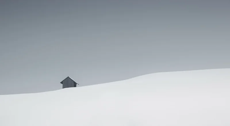 Einsame huette auf einer schneeflaeche