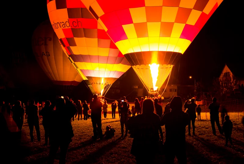 Leuchtende heissluftballons bei nacht