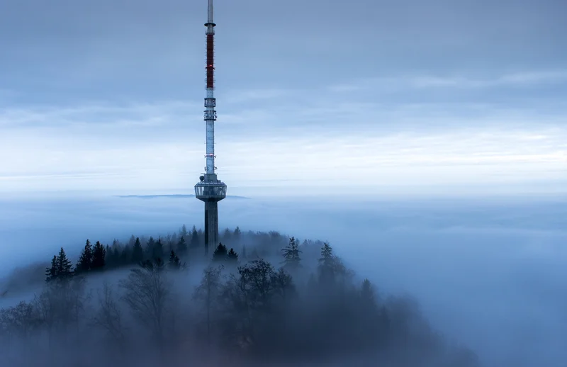 Sendeturm ueber dem nebelmeer