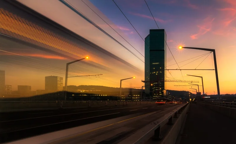 Lichtspuren und hochhaus in der daemmerung
