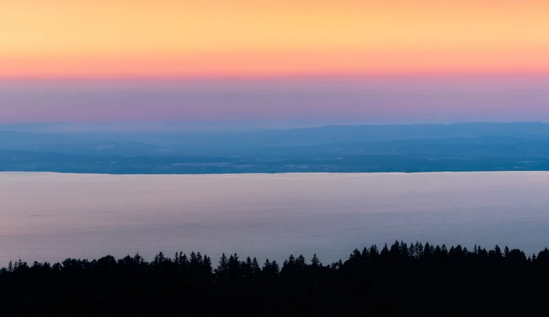 See und horizont in der abenddaemmerung