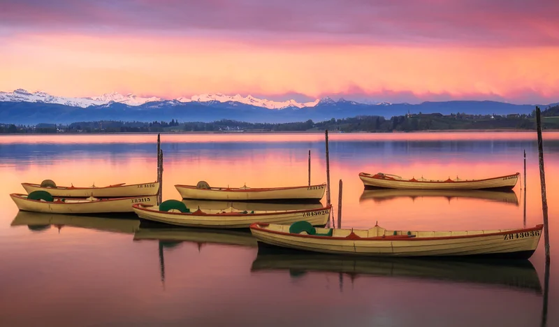 Segelboote am see im abendlicht