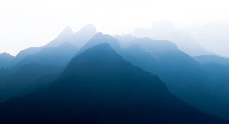 Bergketten im blauen dunst