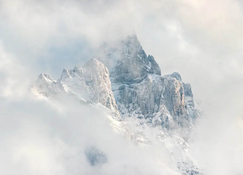 Berggipfel in den Wolken