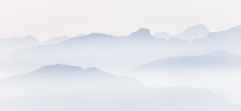 Berglandschaft im Nebel