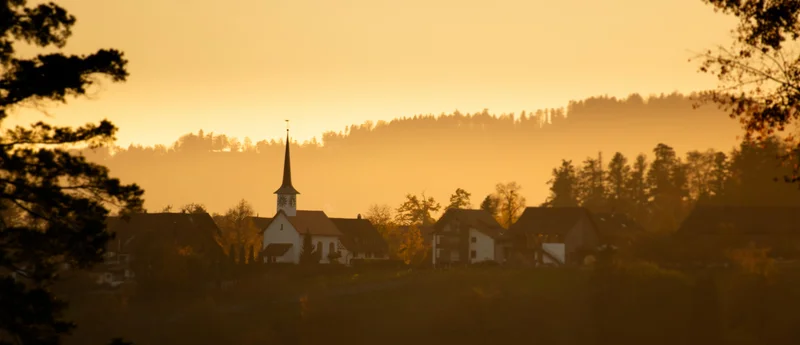 Kirchturm im Abendlicht