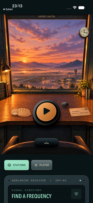 AirportChatter auf dem iPhone: Abendlicht über der Landebahn, eine schlafende Katze und der grosse Play-Knopf im Tower.