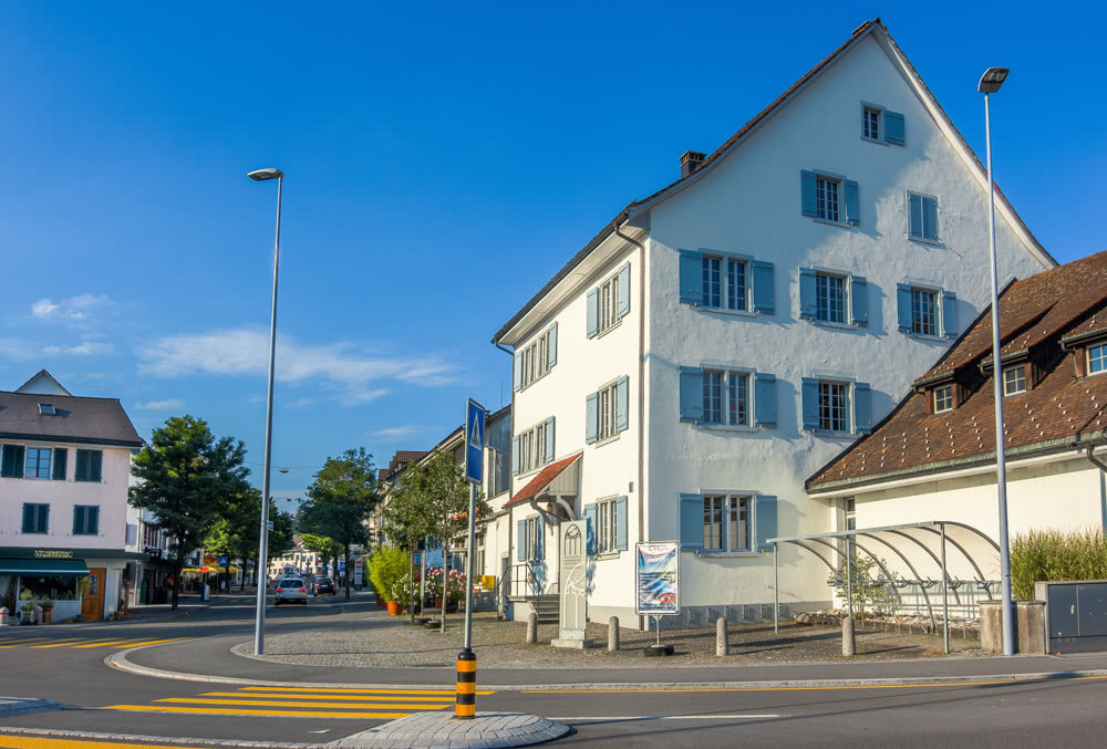 Dorfstrasse mit Pfarrhaus – 2018