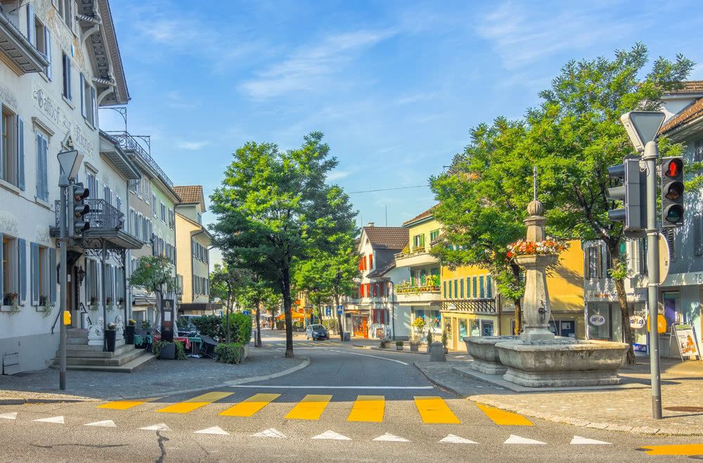 Dorfstrasse mit Brunnen – 2018