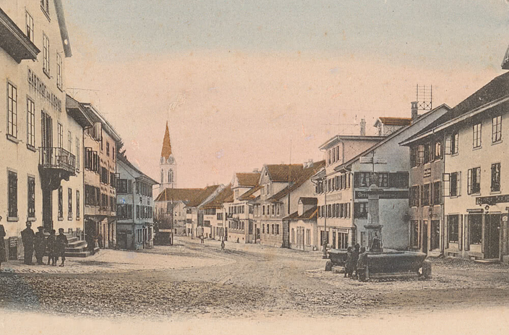 Dorfstrasse mit Brunnen – ∼ 1907
