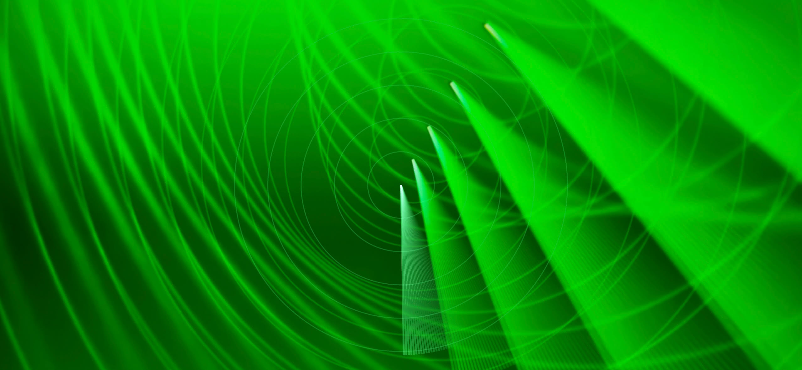 Grüne Lichtflächen wiederholen sich fächerförmig in die Tiefe.